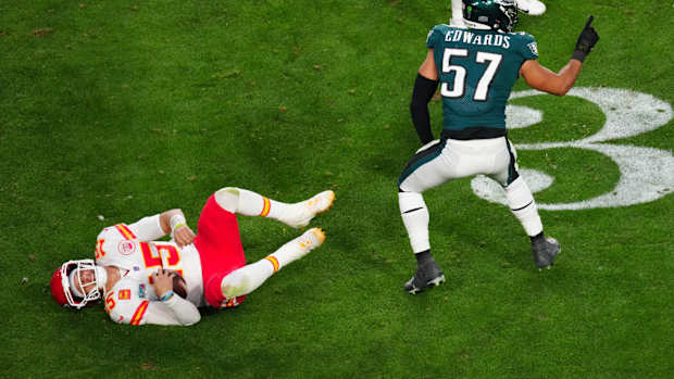 Patrick Mahomes en el suelo tras ser parado por Edwards de los Eagles en el Super Bowl.